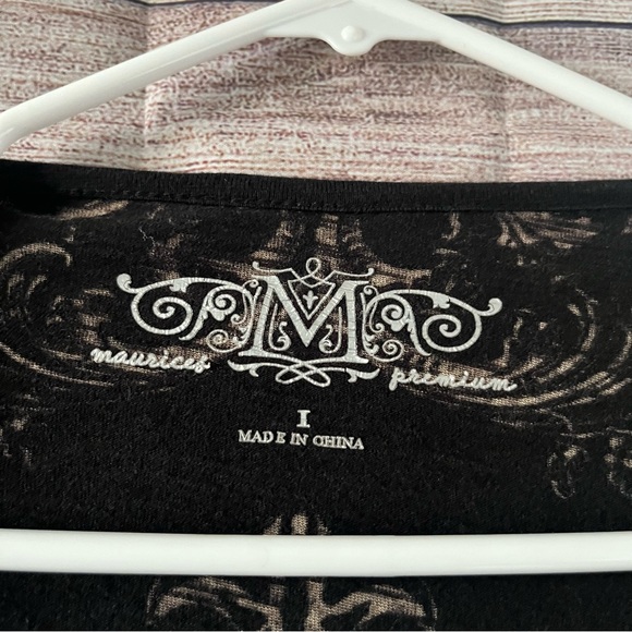 Black VNeck Bedazzled Crown Print Maurice’s Premium Long Sleeve Top, Size 1X - Picture 2 of 7